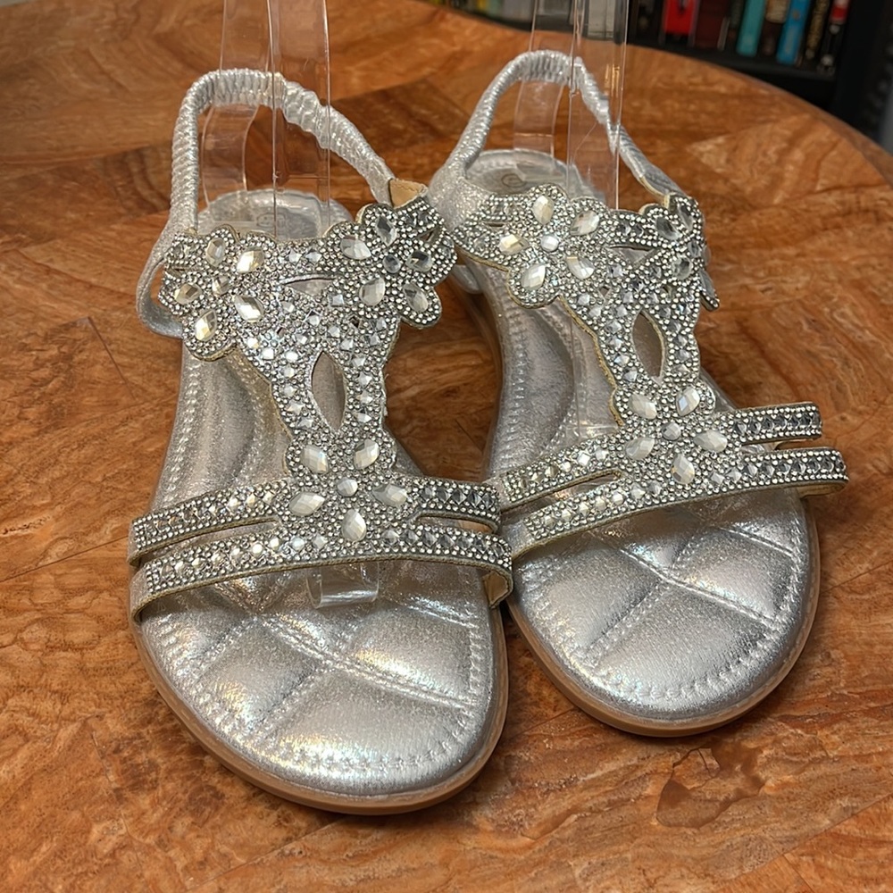 NWT  YASIRUN | Silver Floral Rhinestone T-Strap Sandal   ZL840